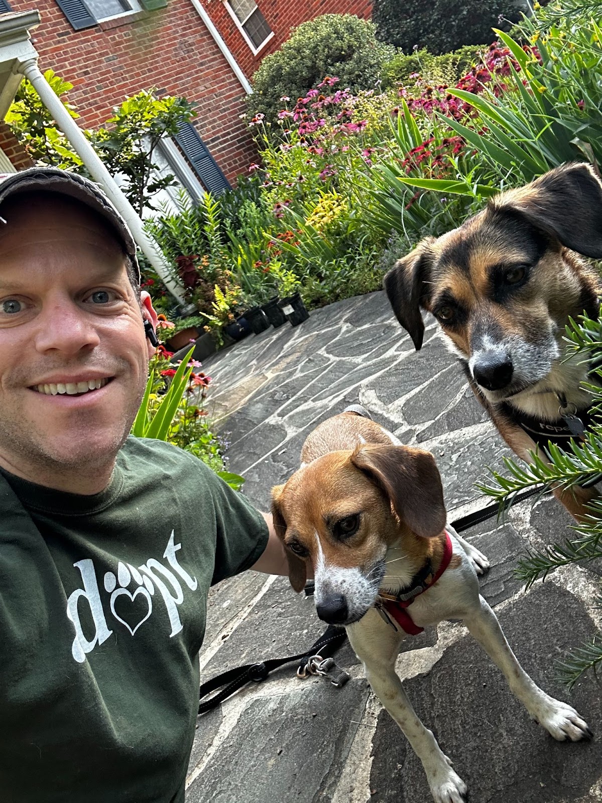 Presidente del Concejo Glass se toma una selfie con sus dos perros rescatados.
